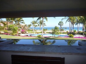 Een buitenzwembad, een verwarmd zwembad