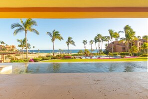 Een buitenzwembad, een verwarmd zwembad