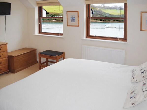 3 bedrooms, free WiFi, bed sheets