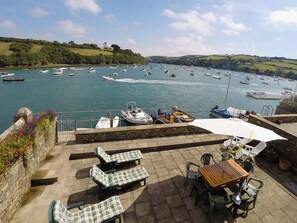 Outdoor dining - 3 bedroom accommodation in Island St (Island St)