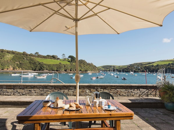 Outdoor dining - 3 bedroom accommodation in Island St (Island St)