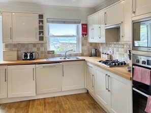 Dishwasher - 3 bedroom accommodation in Island St (Island St)