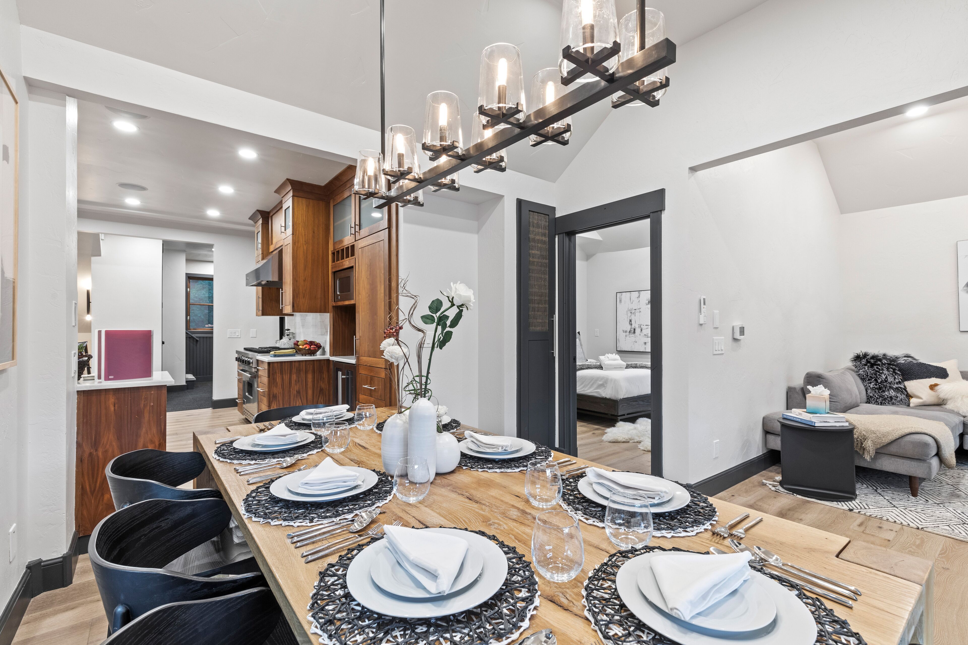 SkyRun Luxury on Park Ave-Private Hot Tub! 1-Minute Walk to Lift  Main Street!