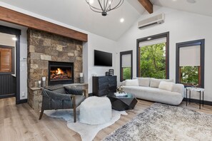 Una Smart TV, una chimenea