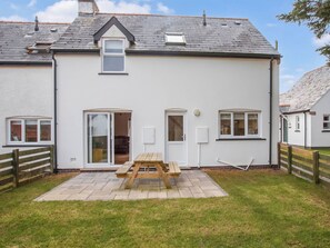 Outdoor dining - Captain's Lodge - UK6732 (Lydstep, near Tenby)