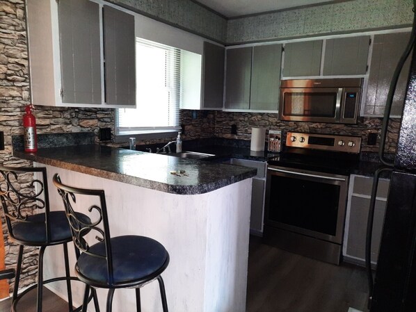 Refrigerador, microondas, horno y parrilla de estufa 