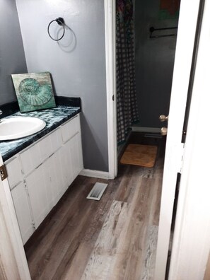 Combined shower/tub, towels, toilet paper
