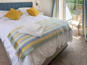 3 bedrooms, free WiFi, bed sheets - 3 bedroom accommodation in Beadnell (Beadnell)