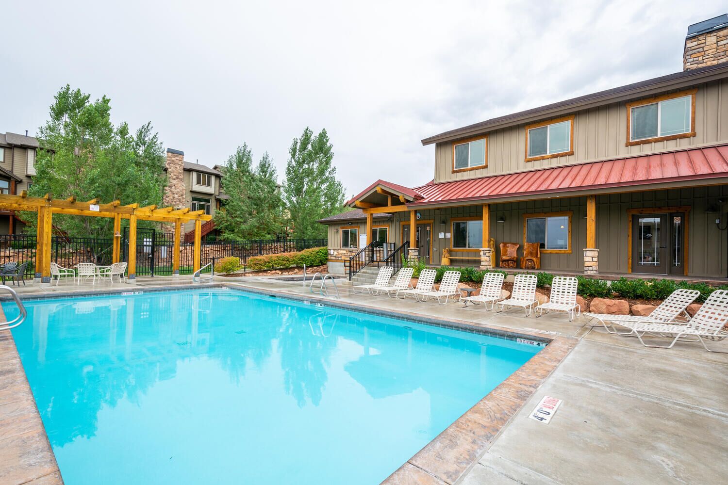 Bear Hollow Hideaway! Private HOT TUB and Patio!