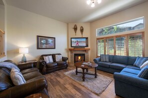 Smart TV, fireplace, DVD player - Bear Hollow Hideaway! Private HOT TUB and Patio! (Park City)