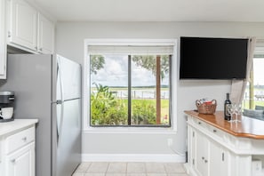 Fridge, microwave, oven, coffee/tea maker - Beaufort's Blue Heron Hideaway on Battery Creek (Beaufort)