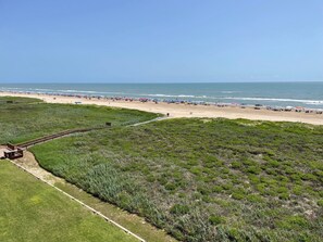 Rannalla, aurinkotuoleja, rantapyyhkeitä