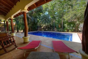 Una piscina al aire libre