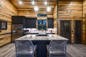 Fridge, microwave, oven, stovetop - Perfect Couples Getaway! Modern Chic 1 bdrm Sleeps 4 (Broken Bow)