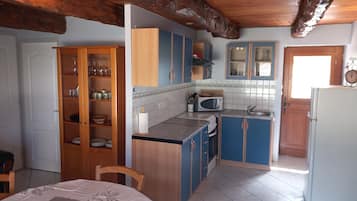 Een koelkast, een microgolfoven, een oven, een kookplaat