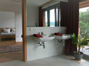 Bañera, secador de pelo, toallas y jabón