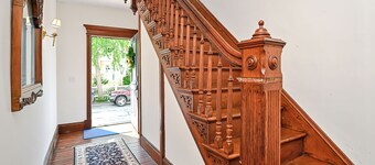 Stonington Borough steps to shops, dining and water