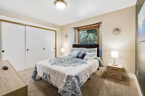 A bedroom with a bed, bedside tables, a desk, and a wardrobe. - Heart of Boise*Simplot sports complex*Pool Table (Boise)