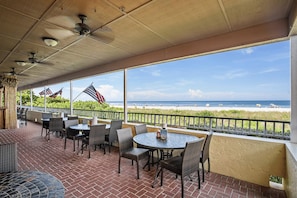 Outdoor dining - Catch the sunset from this beachfront beauty (Marco Island)