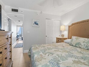 1 bedroom, iron/ironing board, free WiFi, bed sheets - Beachfront 1BR Apollo condo with pool, WiFi, kitchen, and Gulf views. (Marco Island)