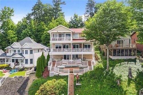 Lake Front with 3 floors ~ Private Dock with 2 slips ~ Sleeps 16