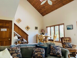 Smart TV, fireplace, video games, DVD player - Cozy townhouse minutes from North Conway. (Intervale)