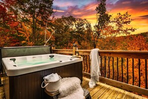 Outdoor spa tub - 3B/3B/Hot Tub/Ping Pong/Arcade/Shuffle Board (Sevierville)