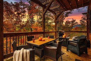 Outdoor dining - 3B/3B/Hot Tub/Ping Pong/Arcade/Shuffle Board (Sevierville)