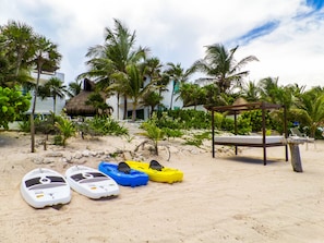 Plage, chaises longues, serviettes de plage