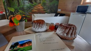 Una mesa de madera con un menú, una computadora portátil y dos pasteles bundt espolvoreados con azúcar glas.
