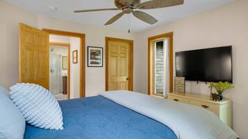 3 bedrooms, desk, iron/ironing board, WiFi (free)
