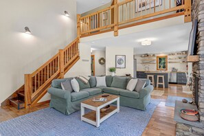 TV, fireplace - Dog Friendly/Mt. Home/Beau Views/ 3 or more nights 20% DISC! (Bryant Pond)