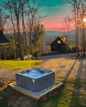 Outdoor spa tub - Dog Friendly/Mt. Home/Beau Views/ 3 or more nights 20% DISC! (Bryant Pond)