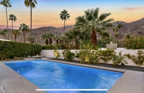 Alberca al aire libre y alberca climatizada