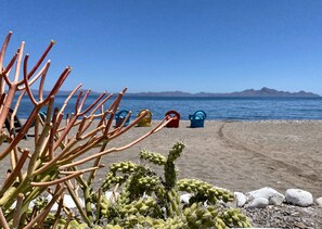 Plage à proximité, chaises longues, serviettes de plage