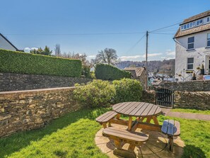 Outdoor dining - Open plan apartment with high quality furnishing and lake views. (Bowness on Windermere)
