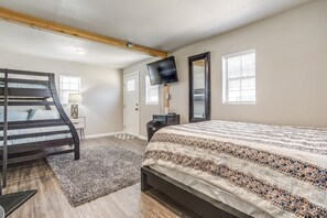 4 quartos, ferros/tábuas de passar roupa, berço de viagem