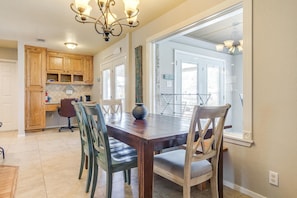 Dining - Lakefront with Private Pool, Deck, AND Hot Tub! (Granbury)