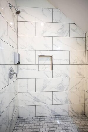Dusche, Haartrockner, Handtücher, Shampoo