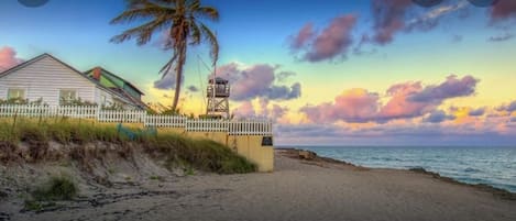 Beach nearby, sun-loungers, beach towels