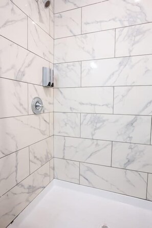 Dusche, Haartrockner, Handtücher, Shampoo