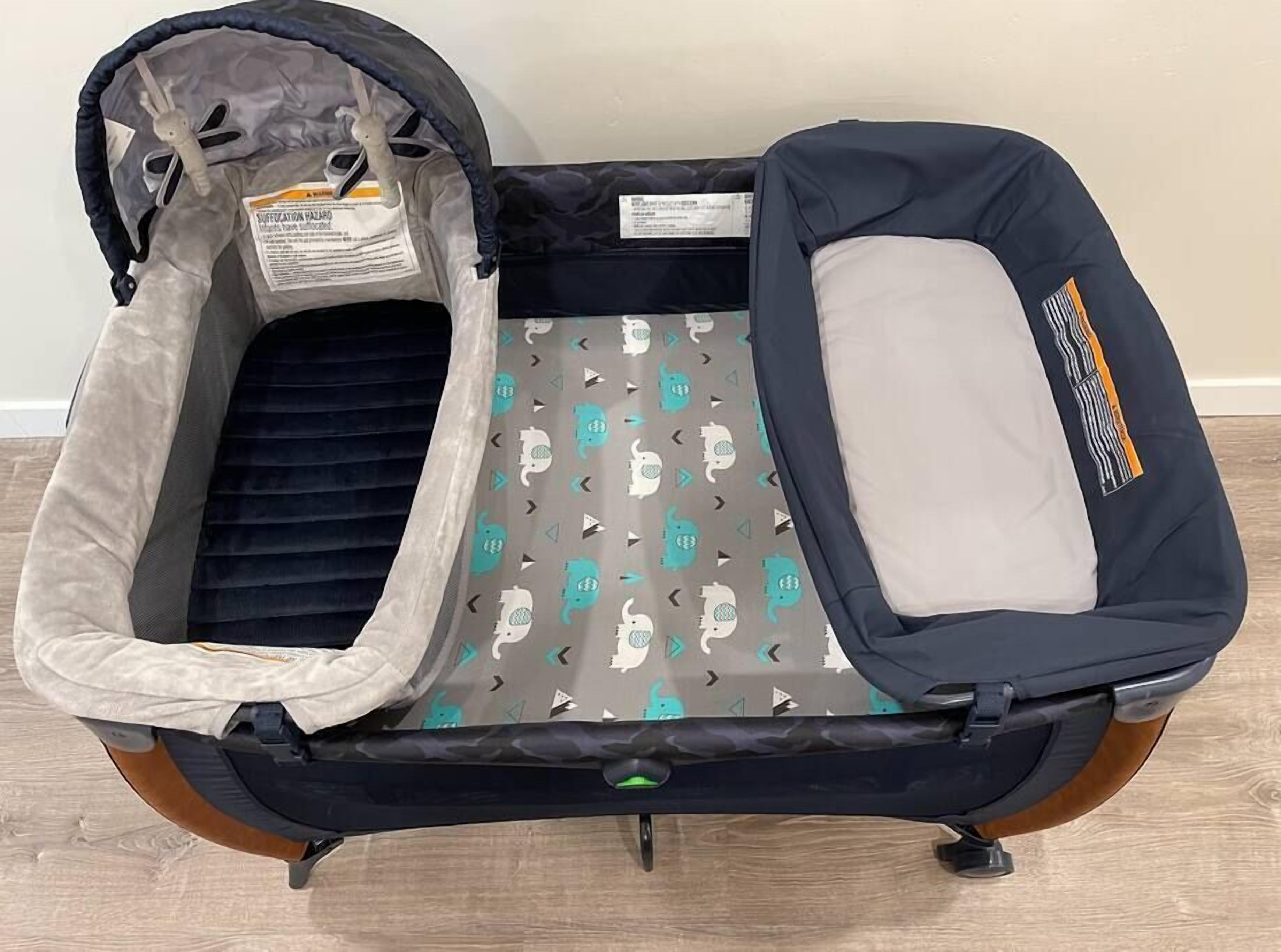 Ein Auto-Kindersitz, umklappbar, mit grau-weißer Farbgebung, einem gemusterten Kissen und einem Etikett, das angibt, dass es sich um ein 'NURSE CARE' Produkt handelt.