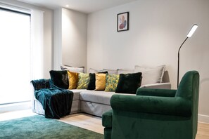 Smart TV - 30% OFF Monthly Relocations OR Business 2 Bed Apt- St Martins Place l Free- WIFI (Birmingham)