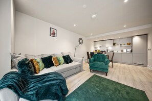 Smart TV - 30% OFF Monthly Relocations OR Business 2 Bed Apt- St Martins Place l Free- WIFI (Birmingham)