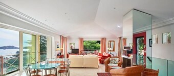 Beautiful Villa overlooking the bay with heated pool & A/C short walk to the Sea