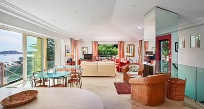 Splendide villa avec piscine chauffée et vue mer, à 8mn du village et des plages
