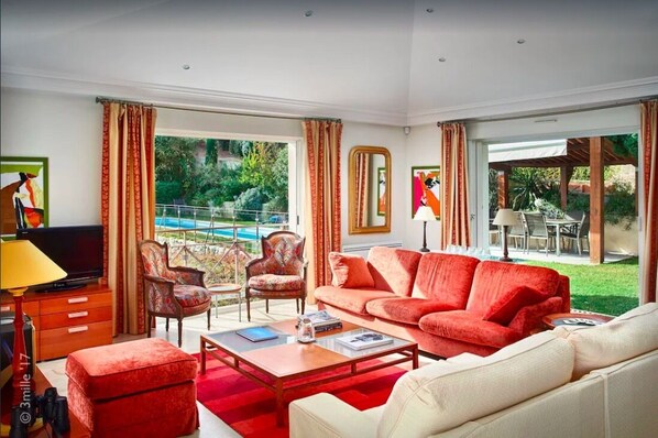 Smart TV, fireplace, DVD player, books