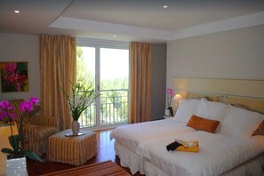 4 bedrooms, in-room safe, desk, iron/ironing board