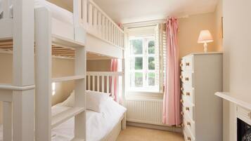 3 bedrooms, free WiFi, bed sheets