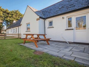 Outdoor dining - Kittiwake Cottage - UK6718 (Lydstep, near Tenby)